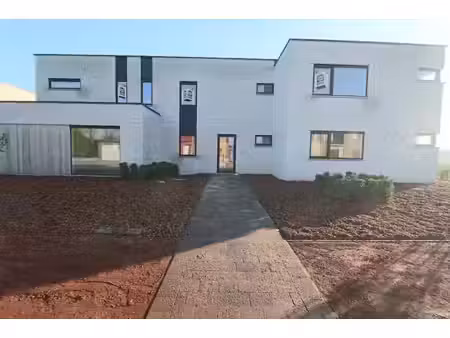 woning met 3 slaapkamers en carport/fietsenberging op perceel van ca 366m²