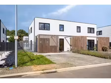 volledig instapklare moderne halfopen woning in rustige wijk