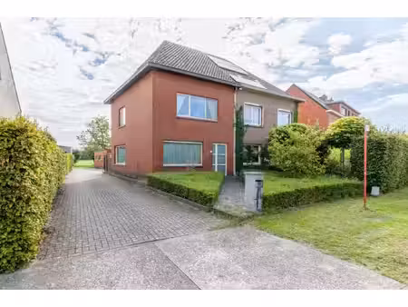 instapklare halfopen bebouwing met garage en open zicht op de velden