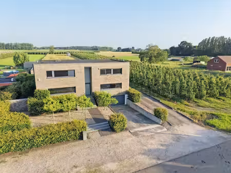 landelijk gelegen villa met weids zicht.