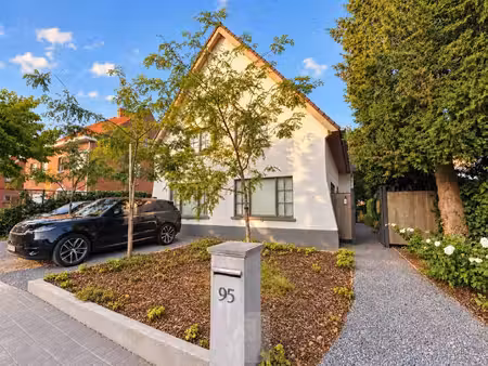 hoogwaardig gerenoveerde villa op ruim perceel met uniek bijgebouw
