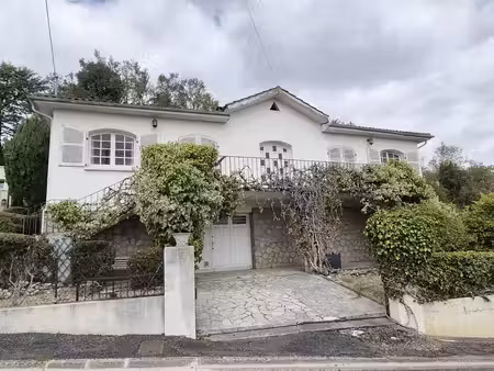 a auch  maison traditionnelle des années 60 vue sur la cathé