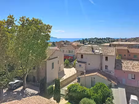 carqueiranne coeur de ville - t3  60 m²  terrasse vue mer  2 pkgs  au calme