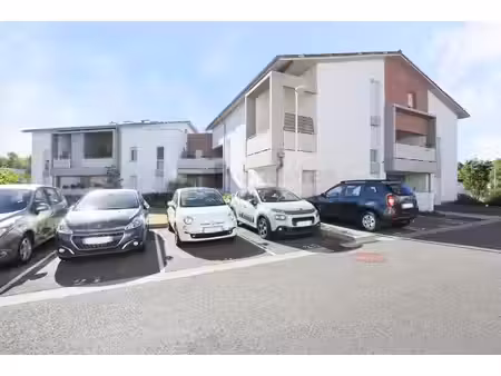 t3 duplex climatisé avec terrasse & 2 stationnements