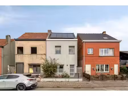 rustig gelegen  gerenoveerde halfopen bebouwing met 3 slaapkamers.