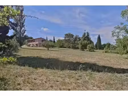 maison avec sous-sol complet sur terrain clos de 9 000 m²