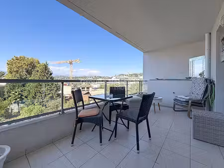dernier étage-studio avec grande terrasse et garage fermé