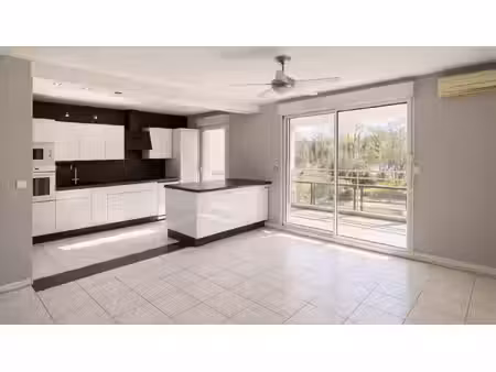 la duranne – t3 traversant de 74 m² avec loggia de 14 m² et cuisine d’été