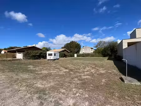 terrain constructible viabilise de 690 m² au centre des mathes