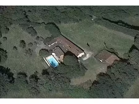 proche d'aubeterre sur dronne   ancienne ferme rénovée de 186 m2 et ses dépendances 290 00