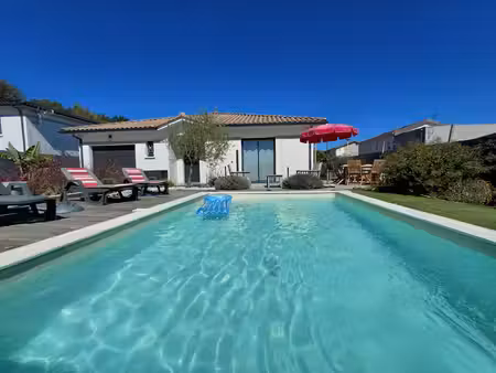 a vendre maison récente de plain pied avec piscine au coeur
