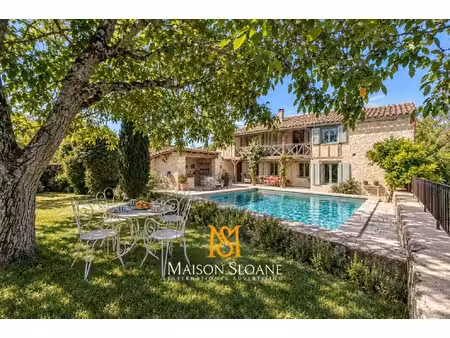 maison de village en pierre  cour arborée et piscine
