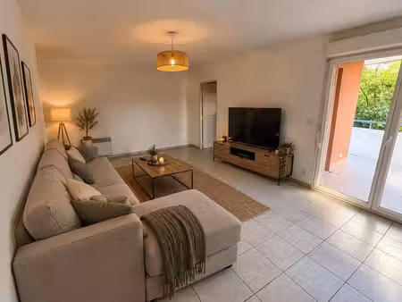 t3 avec grand balcon proche centre village