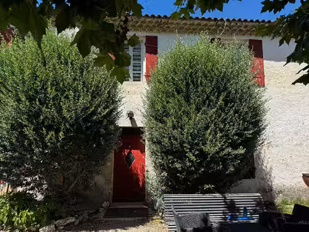 mas mitoyen de 521 m² avec trois habitations sur 5 120 m² de terrain  garages et dépendanc