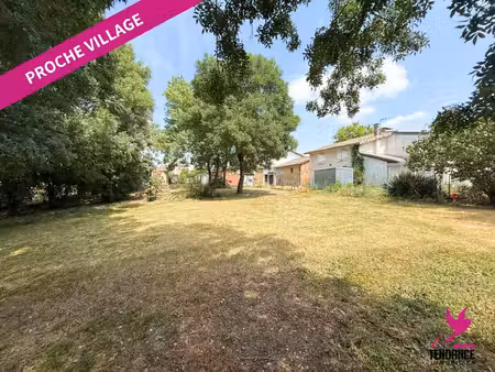 joli terrain diffus et arboré de 1100 m².