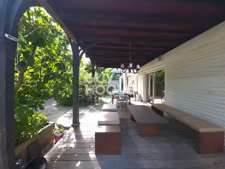 maison avec de beaux volumes et gros potentiel