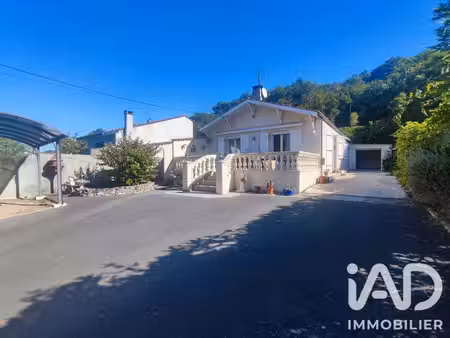 maison traditionnelle à la rivière (33126)