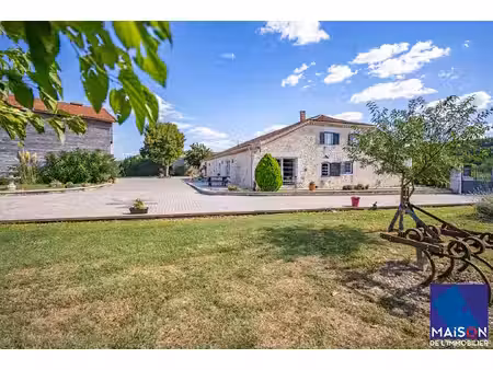de la campagne  de la pierre  des beaux volumes  cette maison coche tous vos critères ? au