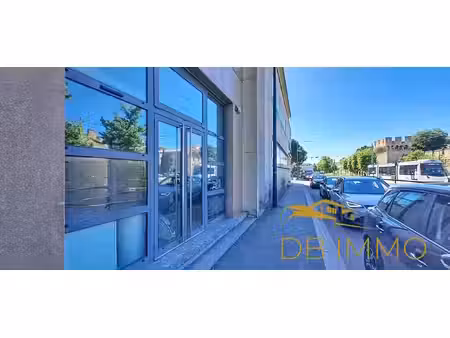 avignon centre  local commercial 49 m2 en pied de remparts -