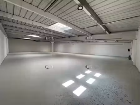 location local d’activités coignieres 78310 697m²
