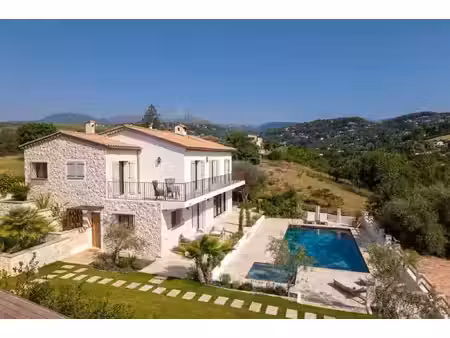 belle villa rénovée avec piscine et vue sur le village
