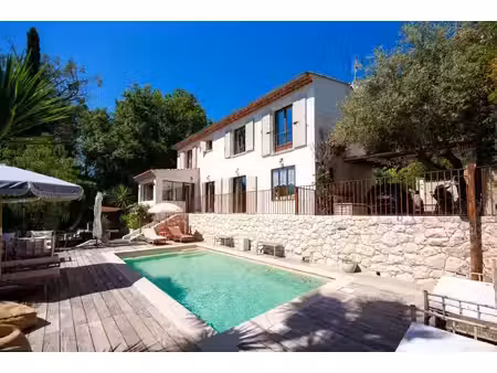 villa avec piscine dans un cadre verdoyant — saint-paul-de-vence