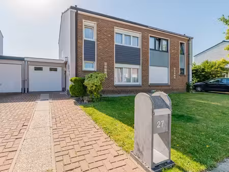 maison trois façades soignée avec 3 chambres et garage