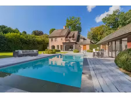 villa élégante avec piscine dans un quartier résidentiel