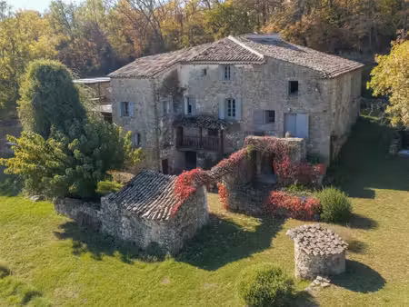 domaine – ancienne ferme en pierre rénovée avec soin et pensé pour le confort du quotidien