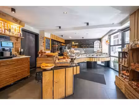 immeuble mixte de 2 commerces et 1 duplex
