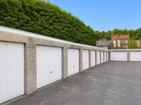 5 garages fermés idéalement situés avec accès sécurisé