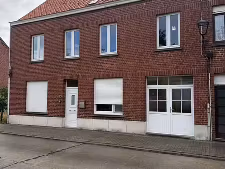 maison d'habitation avec garage et jardin