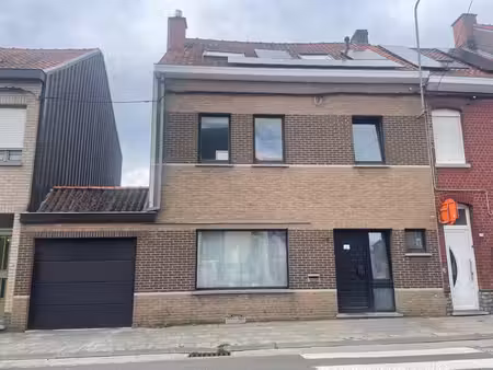 large maison avec garage et grand jardin