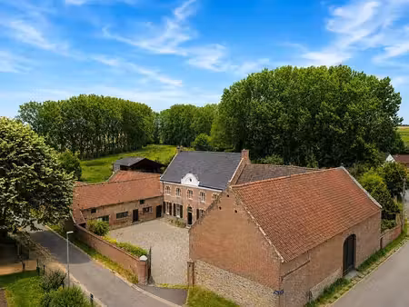corps de ferme de caractère avec magnifique cour intérieure!
