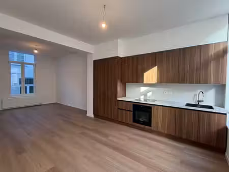 duplex 2 chambres rénové – ± 96 m² – cour privative