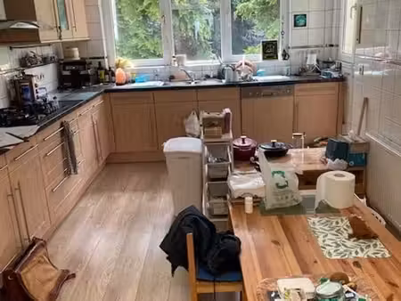 maison avec beau potentiel  4 chambres  2 sdbains et jardin