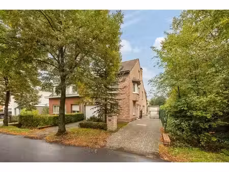 halfopen woning in groene omgeving in brasschaat