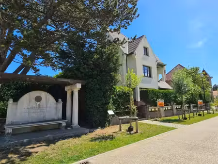 villa exclusive de sept chambres + 3 salles de bains  situé