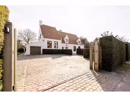 villa lumineuse sise sur un terrain de 1.207m²...