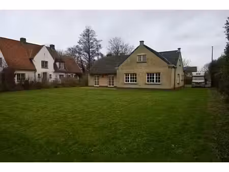 villa paisiblement située sur un magnifique terrain de 937