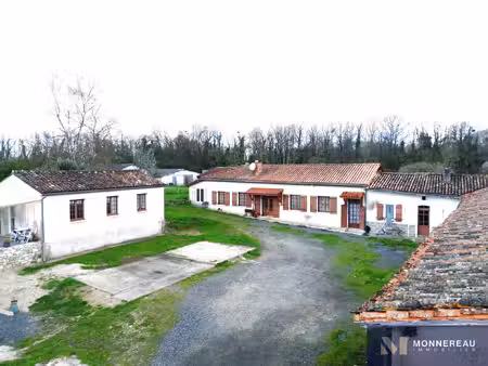 longere charentaise avec dependances et studio independant.
