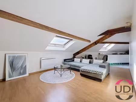dernier étage pour ce beau 2 pièces sans travaux !
