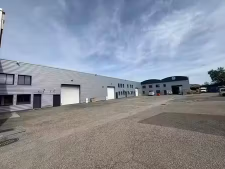 location commerce 790 m² à chassieu (69680)