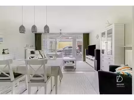 ruimtelijk en lichtrijk appartement met ruim zw-terras na...