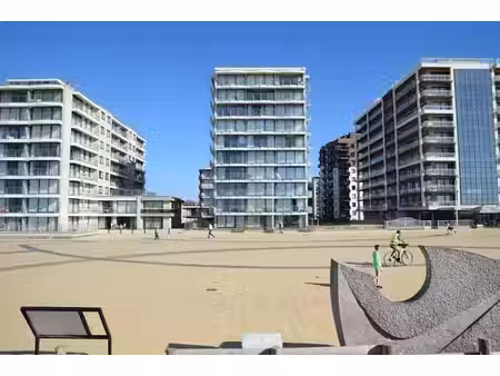 appartement d'angle complètement rénové avec vue frontale s