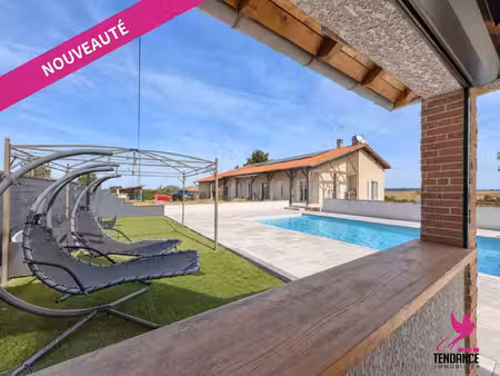 maison familiale lumineuse avec piscine dans un environnement calme.