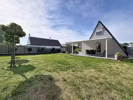 chalet avec un grand jardin dans le domaine de vacances d...
