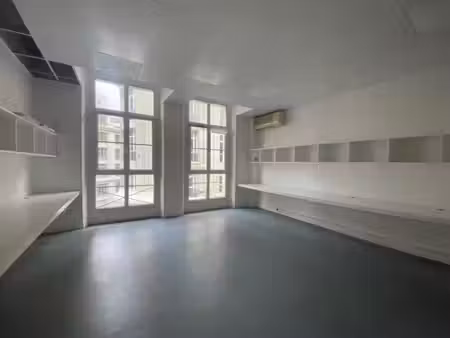 a proximité de la place des victoires