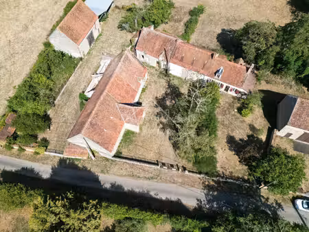 ancien corps de ferme à rénover sur plus de 3000m² de terrain  coust