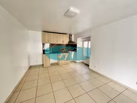 maisonnette en triplex + terrasse et parking - fontenay-en-p